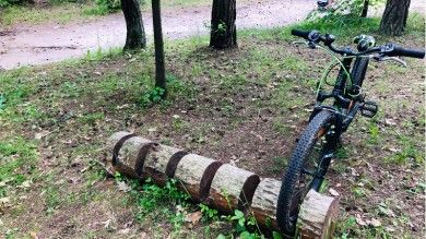 Ekologiczny stojak na rowery z drewna